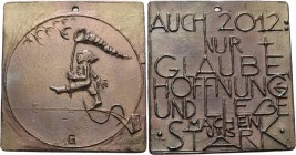 Güttler, Peter Götz *1939 Weißmetallgussplakette 2011. Zum neuen Jahr 2012. Die Figur des "Hans-Guck-in-die-Luft" mit einem Schmetterlingsnetz auf ein...