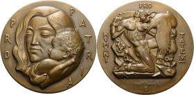 Renier, Joseph Emile 1887-1966 Bronzegussmedaille 1941. Pro Patria - Pro Humanitate. Junge Mutter mit Kind / Kniender nackter Mann in Ketten, neben ih...