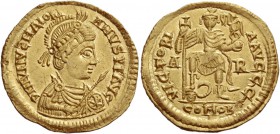 Majorian, 457 – 461. Solidus, Arelate 457-461, AV 4.37 g. D N IVLIVZ MAIORI – ANVS P F AVG Helmeted, pearl-diademed and cuirassed bust r., holding spe...