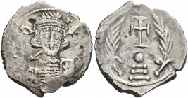 Constantine IV Pogonatus, 668 – 685. Miliaresion 674-681, AR 3.71 g. ….– T … Helmeted, pearl-diademed bust with short beard facing three-quarters r., ...