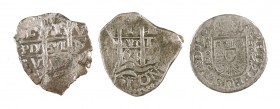 Lote de 3 monedas de 1 real, una de Sevilla de 1732 y dos macuquinas. A examinar. BC/BC+.