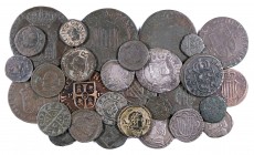 Lote de 30 monedas de diversas épocas casi todas catalanas, incluye cuatro croats, tres de ellos recortados. A examinar. BC/MBC.