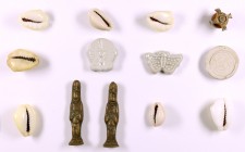 Lote de 13 piezas, incluyendo varias monedas concha de China. A examinar. BC/EBC.