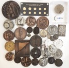 Lote de 40 medallas y alguna moneda de diversa temática, metales y tamaños. Algunas en plata. Imprescindible examinar. BC/S/C.