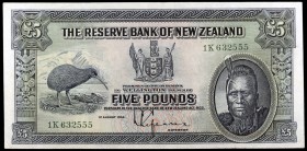 1934. Nueva Zelanda. Banco de la Reserva. 5 libras. (Pick 156). 1 de agosto. Leve doblez. Raro así. EBC-.