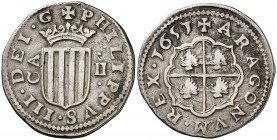 1651. Felipe IV. Zaragoza. 2 reales. (AC. 996) (Cru.C.G. 4488a). 6,36 g. Manchitas en reverso. Acuñación redonda. Extraordinario ejemplar para este ti...