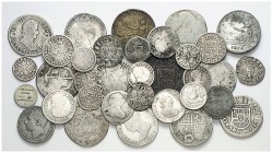 Lote de 34 monedas españolas, la mayoría en plata y de los Borbones, 7 con perforación. Incluye 4 vellones medievales. A examinar. RC/BC.