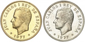 1977. Juan Carlos I. Conmemoración de las 100 pesetas de Alfonso XIII. 2 medallas, en oro (27 g.) y en plata (20 g.), en carterita con certificado. Ac...