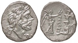 ROMANE REPUBBLICANE - CLOULIA - Ti. Cloulius (filius) (98 a.C.) - Quinario - Testa laureata di Giove a d. /R La Vittoria a d. incorona un trofeo sotto...