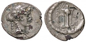 ROMANE REPUBBLICANE - MANLIA - L. Manlius Torquatus (65 a.C.) - Denario - Testa della Sibilla a d. /R Tripode con praefericulum tra due stelle antro c...