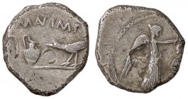 ROMANE IMPERIALI - Marc'Antonio († 30 a.C.) - Quinario - Lituo, praefericulum e corvo /R La Vittoria a d. incorona un trofeo B. 7; Cr. 489/4 (AG g. 1,...