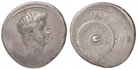ROMANE IMPERIALI - Augusto (27 a.C.-14 d.C.) - Denario - Testa a d. /R Scritta attorno a scudo C. 126; RIC 543a (AG g. 3,87)
qBB