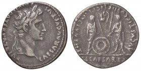 ROMANE IMPERIALI - Augusto (27 a.C.-14 d.C.) - Denario (Lugdunum) - Testa laureata a d. /R Caio e Lucio stanti reggono una lancia ed uno scudo ciascun...