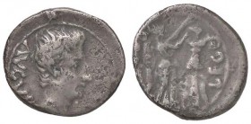 ROMANE IMPERIALI - Augusto (27 a.C.-14 d.C.) - Quinario - Testa nuda a d. /R La Vittoria stante a d. incorona un trofeo C. 386; RIC 221 (AG g. 1,76)
...