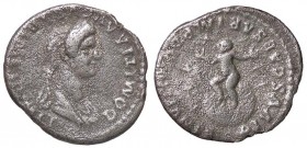 ROMANE IMPERIALI - Domizia Longina (moglie di Domiziano) - Denario - Busto a d. con la coda /R Fanciullo nudo seduto su globo con le mani alzate; atto...