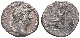 ROMANE IMPERIALI - Adriano (117-138) - Denario - Busto laureato e drappeggiato a d. /R Roma elmata seduta a s. su una corazza con Vittoria e lancia C....