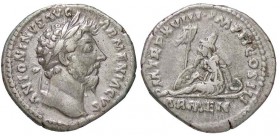 ROMANE IMPERIALI - Marco Aurelio (161-180) - Denario - Testa laureata a d. /R L'Armenia o la Parthia seduta a s.; davanti, uno stendardo e uno scudo s...