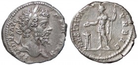 ROMANE IMPERIALI - Settimio Severo (193-211) - Denario - Testa laureata a d. /R L'Imperatore in abiti militari stante a s. con lancia sacrificante su ...