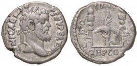 ROMANE IMPERIALI - Settimio Severo (193-211) - Denario - Testa laureata a d. /R Aquila legionaria tra due insegne militari C. 262; RIC 7 (AG g. 3,29)...