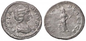 ROMANE IMPERIALI - Giulia Domna (moglie di S. Severo) - Denario - Busto drappeggiato a d. /R La Pietà stante a s. presso un altare con le mani alzate ...