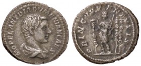 ROMANE IMPERIALI - Diadumeniano (218) - Denario - Busto drappeggiato e corazzato a d. /R Diadumeniano stante a s. tiene una insegna e uno scettro tras...