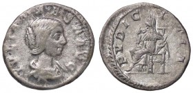 ROMANE IMPERIALI - Giulia Maesa (ava di Elagabalo) - Denario - Busto diademato e drappeggiato a d. /R Il Pudore seduto a s. con scettro si aggiusta il...