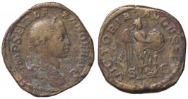 ROMANE IMPERIALI - Alessandro Severo (222-235) - Sesterzio - Busto laureato a d. /R La Vittoria stante a d. con il piede d. su un elmo scrive su uno s...