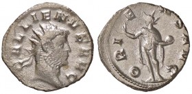 ROMANE IMPERIALI - Gallieno (253-268) - Antoniniano - Busto radiato e drappeggiato a d. /R Il Sole radiato stante a s. con globo C. 689 (MI g. 3,27)
...