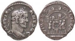 ROMANE IMPERIALI - Galerio Massimiano (305-311) - Argenteo - Busto laureato a d. /R I Tetrarchi sacrificanti davanti a una porta da campo C. 218 (AG g...