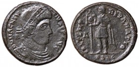 ROMANE IMPERIALI - Magnenzio (350-353) - Maiorina - Busto drappeggiato a d. /R Magnenzio stante a s. con stendardo C. 57 (AE g. 6,53)
qBB