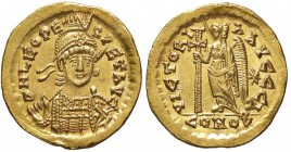 ROMANE IMPERIALI - Leone I (457-473) - Solido (Costantinopoli) - Busto diademato di fronte con lancia /R La Vittoria stante a s. con lunga croce Ratto...