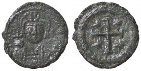 BIZANTINE - Giustiniano I (527-565) - Decanummo (Ravenna) - Busto di fronte con globo crucigero e croce /R Croce con quattro stelle entro corona Sear ...