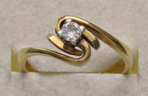 VARIE - Gioielli da antiquariato Anello in oro 18 kt con brillante 0,15 ct, gr. 3,13
Ottimo