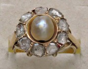 VARIE - Gioielli da antiquariato Anello in oro 18 kt con perla e rosette di diamanti 0,90 ct, gr. 6,02
Ottimo