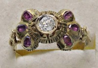 VARIE - Gioielli da antiquariato Anello in oro 18 kt con radice di rubino e diamante 0,25 ct, gr. 3,52
Ottimo