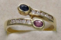 VARIE - Gioielli da antiquariato Anello in oro 18 kt con zaffiro e rubino, gr. 4,51
Ottimo