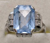 VARIE - Gioielli da antiquariato Anello in oro bianco 18 kt con topazio e diamanti 0,04 ct, gr. 3,96
Ottimo
