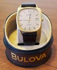 VARIE - Orologi Bulova anni '70 laminato in oro, movimento al quarzo, cinturino in pelle, in custodia originale
Ottimo