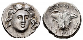 Caria. Rodas. Hemidracma. 205-190 a.C. (Cy-2816 variante). Anv.: Cabeza de Helios de frente, ligeramente girada a derecha. Rev.: Rosa, a derecha maza,...