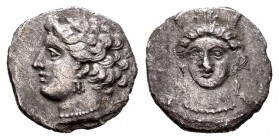 Cilicia. Óbolo. Siglo IV a.C. (Sng Levante-243). Anv.: Cabeza femenina mirando a izquierda, usando stephane alto decorado con Palmette. Rev.: Cabeza d...