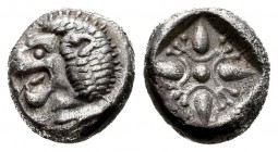Ionia. Miletos. 1/12 estátera. 550-525 a.C. (SNG Kayhan-476-481). Anv.: Parte delantera de león a izquierda. Rev.: Diseño floral dentro de cuadrado in...