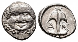 Tracia. Apolonia Pontika. Dracma. 400-380 a.C. (Seaby-1655). (Cy-1543). Anv.: Cabeza de Gorgon. Rev.: Ancla con A y cangrejo. Ag. 2,84 g. MBC+/EBC-. E...