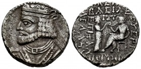 Imperio Parto. Vologases I. Tetradracma. 51-54 d.C. Anv.: Busto diademado a izquierda, con collar con medallón. Rev.: Vologases sentado a izquierda, r...