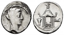 Cassia. Q. Cassius Longinus. Denario. 55 a.C. Roma. (Ffc-558). (Craw-428/1). (Cal-412). Anv.: Cabeza velada y diademada de Vesta a derecha,Q. CASSIVS ...