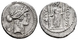 Claudia. P. Claudius M.f. Turrinus. Denario. 42 a.C. Roma. (Ffc-569). (Craw-494/23). (Cal-428). Anv.: Cabeza laureada de Apolo a derecha, detrás: lira...