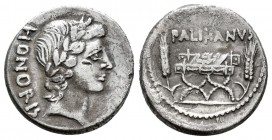 Lollia. Lollius Palikanus. Denario. 45 a.C. Roma. (Ffc-820). (Craw-473/2). (Cal-908). Anv.: Cabeza laureada del Honor a derecha. Ley./ detrás: HONORIS...