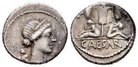 Julio César. Denario. 46-45 a.C. Galia. (Ffc-11). (Craw-468/1). (Cal-645). Anv.: Cabeza diademada de Venus a derecha, detrás: cupido. Rev.: Trofeo de ...
