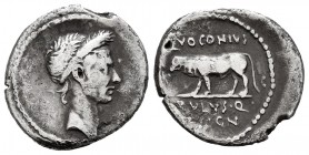 Julio César. Quintus Voconius Vitulus. Denario. 40 a.C. Roma. (Ffc-43). (Craw-596/4). (Cal-1390). Anv.: Cabeza laureada de Julio César a derecha. Rev....