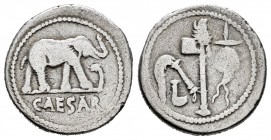 Julio César. Denario. 54-51 a.C. Galia. (Ffc-50). (Craw-443/1). (Cal-640). Anv.: Elefante a derecha, delante una serpiente, en el exergo: CAESAR. Rev....
