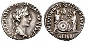 Augusto. Denario. 7-6 a. C. Lugdunum. (Ffc-22). (Ric-207). (Cal-852). Anv.: Cabeza laureada de Augusto a derecha,CAESAR AVGVSTVS DIVI. F.PATER. PATRIA...